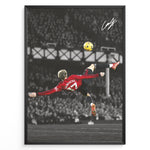 Indlæs billede til gallerivisning Alejandro Garnacho fodbold plakat med spektakulært saksespark i Manchester United rød trøje på mørk stadionbaggrund.
