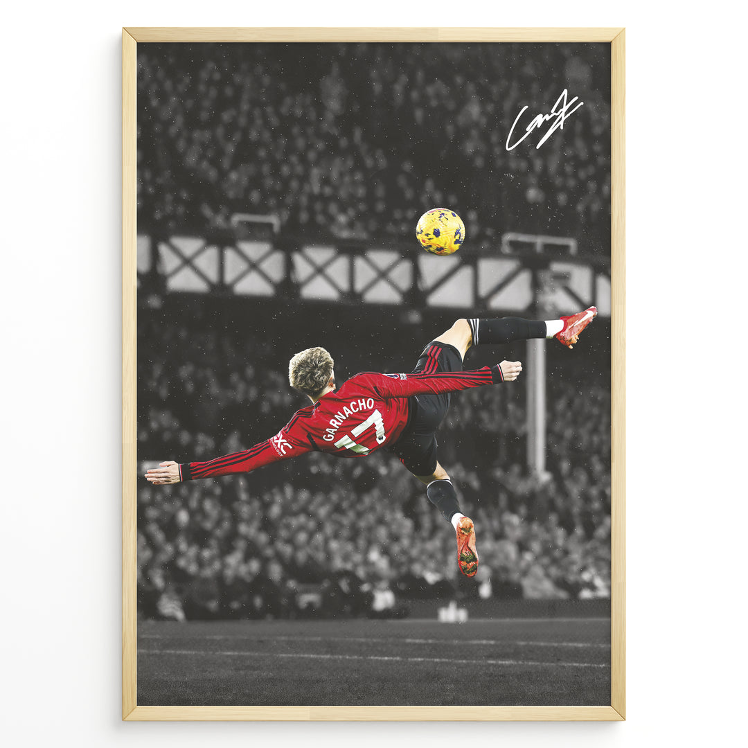 Alejandro Garnacho fodbold plakat med spektakulært saksespark i Manchester United rød trøje på mørk stadionbaggrund.