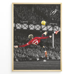 Indlæs billede til gallerivisning Alejandro Garnacho fodbold plakat med spektakulært saksespark i Manchester United rød trøje på mørk stadionbaggrund.
