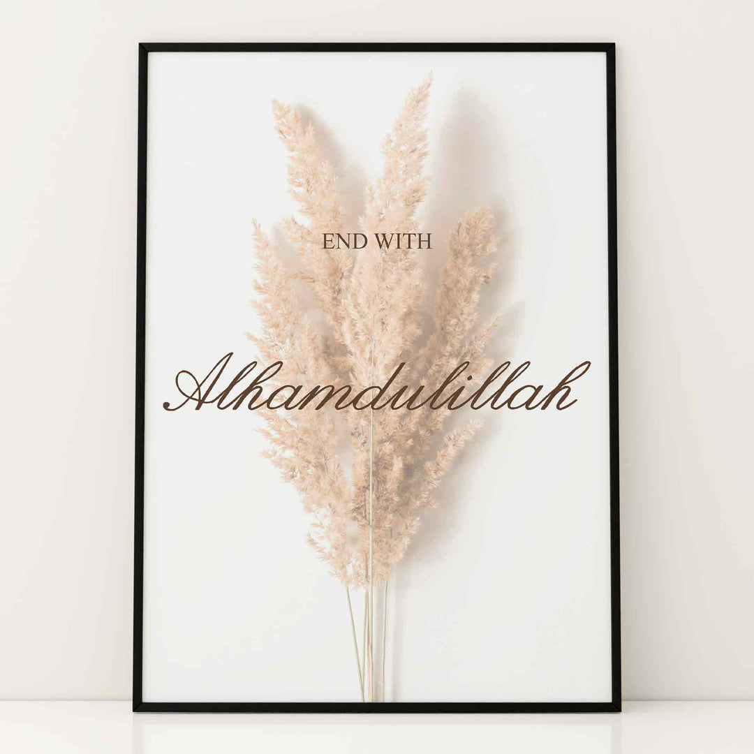 End With Alhamdulillah plakat på væg | Pampas græs design i hvid og beige | Elegant vægdekoration | Perfekt til kombination med andre plakater | Skaber et roligt og stilfuldt hjem