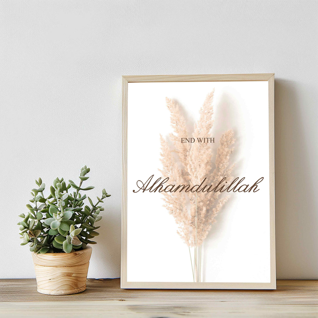 End With Alhamdulillah plakat på væg | Pampas græs design i hvid og beige | Elegant vægdekoration | Perfekt til kombination med andre plakater | Skaber et roligt og stilfuldt hjem