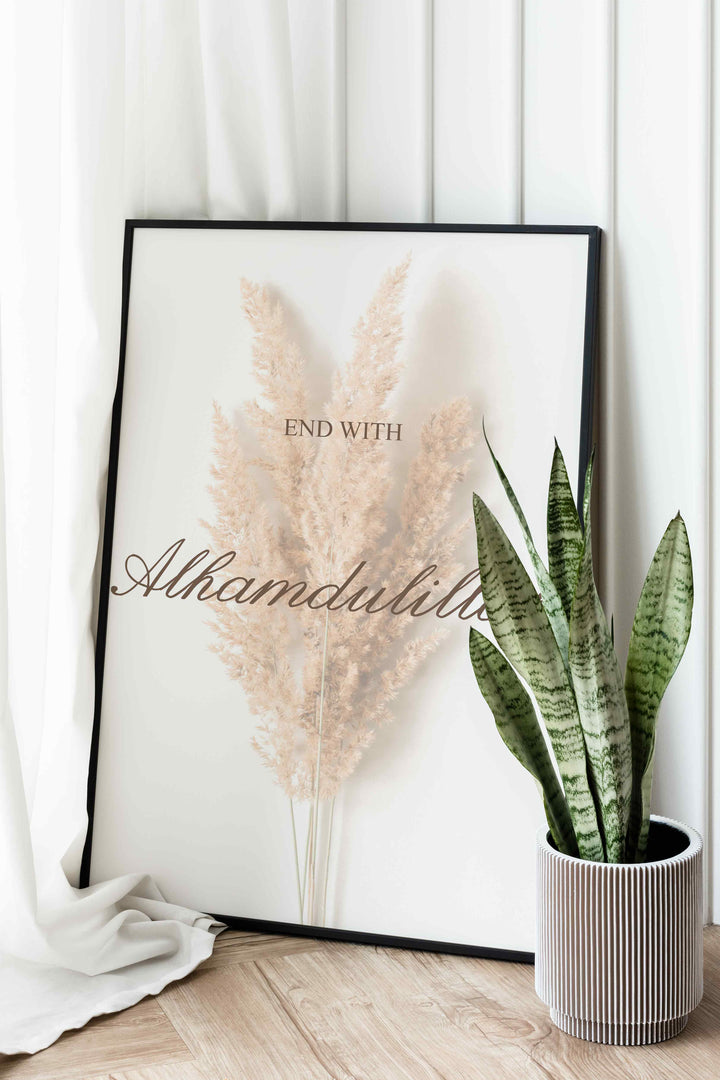 End With Alhamdulillah plakat på væg | Pampas græs design i hvid og beige | Elegant vægdekoration | Perfekt til kombination med andre plakater | Skaber et roligt og stilfuldt hjem