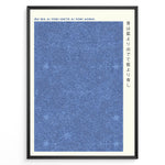 Indlæs billede til gallerivisning Japanske plakater | Minimalist blue floral-patterned art print featuring the Japanese proverb &quot;Ao wa ai yori idete ai yori aoshi&quot; with Japanese and Romanized text on a cream background.
