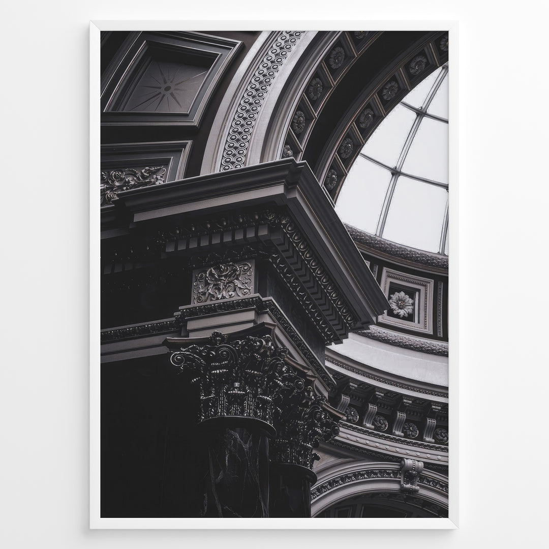 Fashion Plakat | Architectural Elegance: Classical Interior with Ornate Column and Dome Plakaty.dk | Close-up photograph of an ornate Corinthian column supporting a decorated entablature beneath a domed ceiling with intricate molding and classical architectural detailing.