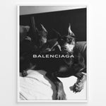 Indlæs billede til gallerivisning Fashion Plakat | Balenciaga Poster Featuring Dobermans in Black and White Plakaty.dk | Black and white poster of two Dobermans lying on a bed with the Balenciaga logo across the center.
