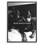 Indlæs billede til gallerivisning Fashion Plakat | Balenciaga Poster Featuring Dobermans in Black and White Plakaty.dk | Black and white poster of two Dobermans lying on a bed with the Balenciaga logo across the center.

