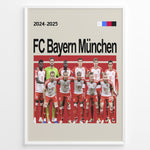 Indlæs billede til gallerivisning Holdfoto | FC Bayern München fodboldplakat 2024-2025 med hele truppen i hvid-røde trøjer – et stilrent valg til væggen hos enhver Bayern-fan.
