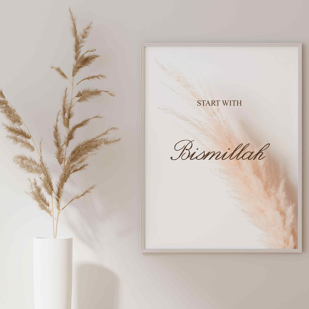 Start with BismAllah plakat på væg | Islamisk plakat med hvidt og beige design | Elegant og enkel vægdekoration | Perfekt til moderne indretning