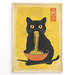 Indlæs billede til gallerivisning Japanske plakater | Illustration of a black cat with yellow eyes eating noodles from an orange bowl, set against a yellow background with Asian characters in the corner.
