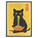 Indlæs billede til gallerivisning Japanske plakater | Illustration of a black cat with yellow eyes eating noodles from an orange bowl, set against a yellow background with Asian characters in the corner.
