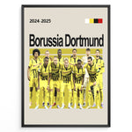 Indlæs billede til gallerivisning Holdfoto | Borussia Dortmund fodboldplakat 2024-2025 med hele holdet i gul-sort hjemmebanesæt – ikonisk look til fans af den tyske traditionsklub.
