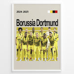 Indlæs billede til gallerivisning Holdfoto | Borussia Dortmund fodboldplakat 2024-2025 med hele holdet i gul-sort hjemmebanesæt – ikonisk look til fans af den tyske traditionsklub.
