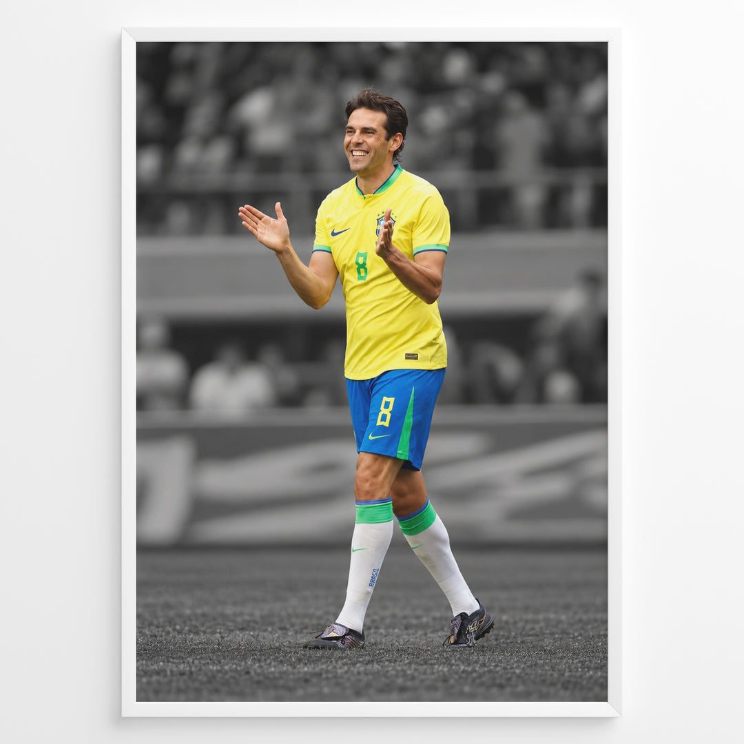 Portræt af Kaká i den ikoniske brasilianske landsholdstrøje med selektiv farvelægning og en mørk stadionbaggrund.