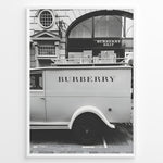 Indlæs billede til gallerivisning Fashion Plakat | Burberry Vintage Van &amp; Storefront – Black &amp; White Fashion Poster Plakaty.dk | Black and white photo of a vintage Burberry van parked in front of a Burberry Brit boutique, combining retro automotive style with a luxury storefront backdrop.

