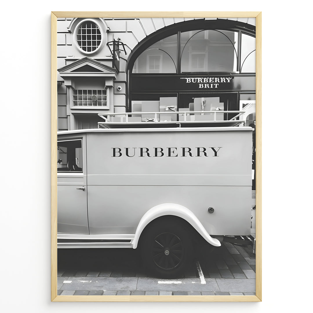 Fashion Plakat | Burberry Vintage Van & Storefront – Black & White Fashion Poster Plakaty.dk | Black and white photo of a vintage Burberry van parked in front of a Burberry Brit boutique, combining retro automotive style with a luxury storefront backdrop.