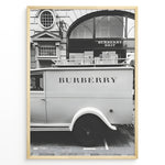 Indlæs billede til gallerivisning Fashion Plakat | Burberry Vintage Van &amp; Storefront – Black &amp; White Fashion Poster Plakaty.dk | Black and white photo of a vintage Burberry van parked in front of a Burberry Brit boutique, combining retro automotive style with a luxury storefront backdrop.
