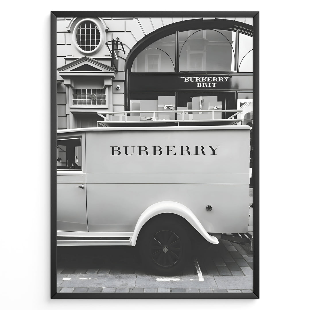 Fashion Plakat | Burberry Vintage Van & Storefront – Black & White Fashion Poster Plakaty.dk | Black and white photo of a vintage Burberry van parked in front of a Burberry Brit boutique, combining retro automotive style with a luxury storefront backdrop.