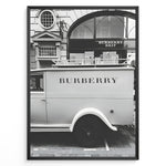 Indlæs billede til gallerivisning Fashion Plakat | Burberry Vintage Van &amp; Storefront – Black &amp; White Fashion Poster Plakaty.dk | Black and white photo of a vintage Burberry van parked in front of a Burberry Brit boutique, combining retro automotive style with a luxury storefront backdrop.
