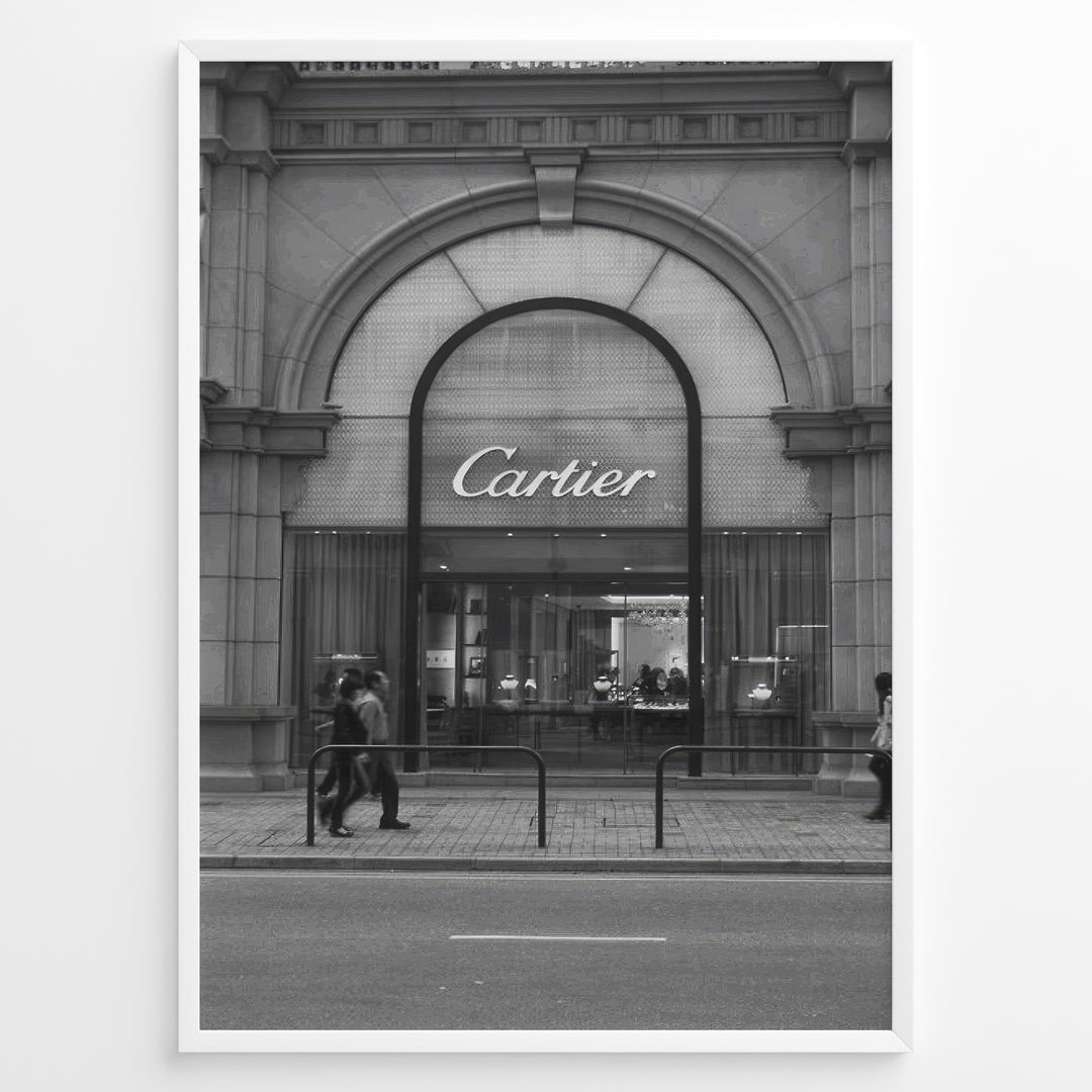 Fashion Plakat | Cartier Boutique Street View – Black & White Luxury Fashion Poster Plakaty.dk | Black and white photograph of a Cartier boutique storefront with a grand arched entrance and pedestrians walking by on a city street.