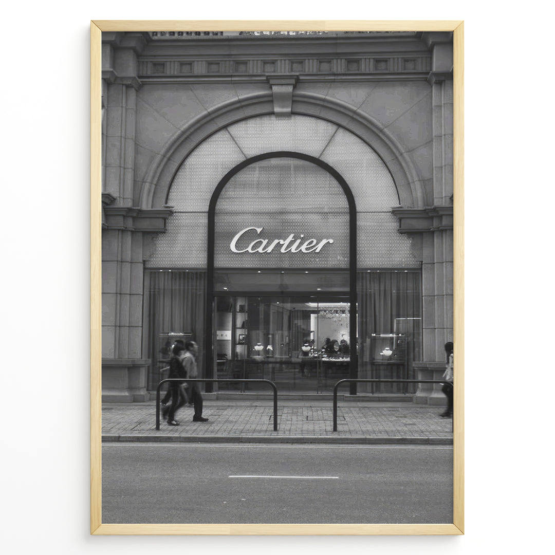 Fashion Plakat | Cartier Boutique Street View – Black & White Luxury Fashion Poster Plakaty.dk | Black and white photograph of a Cartier boutique storefront with a grand arched entrance and pedestrians walking by on a city street.