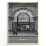 Indlæs billede til gallerivisning Fashion Plakat | Cartier Boutique Street View – Black &amp; White Luxury Fashion Poster Plakaty.dk | Black and white photograph of a Cartier boutique storefront with a grand arched entrance and pedestrians walking by on a city street.
