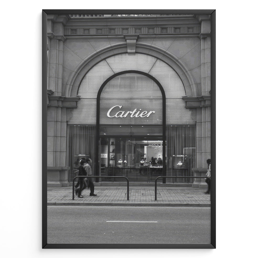 Fashion Plakat | Cartier Boutique Street View – Black & White Luxury Fashion Poster Plakaty.dk | Black and white photograph of a Cartier boutique storefront with a grand arched entrance and pedestrians walking by on a city street.