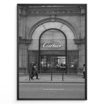 Indlæs billede til gallerivisning Fashion Plakat | Cartier Boutique Street View – Black &amp; White Luxury Fashion Poster Plakaty.dk | Black and white photograph of a Cartier boutique storefront with a grand arched entrance and pedestrians walking by on a city street.
