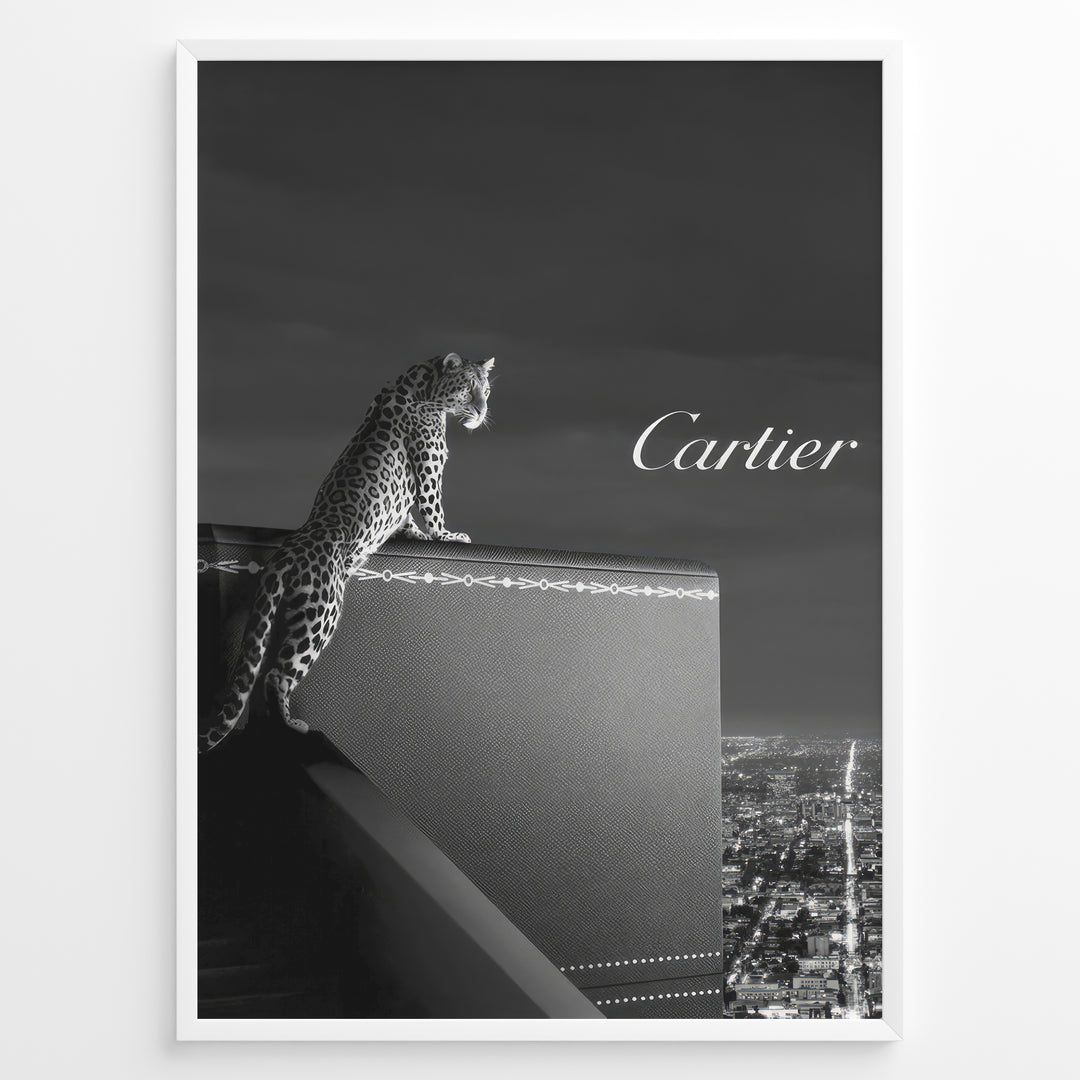 Fashion Plakat | Cartier Panther Over the City: Iconic Elegance in Monochrome Plakaty.dk | Black and white image of a panther perched on a Cartier box overlooking a city skyline at night, with the Cartier logo in the sky.