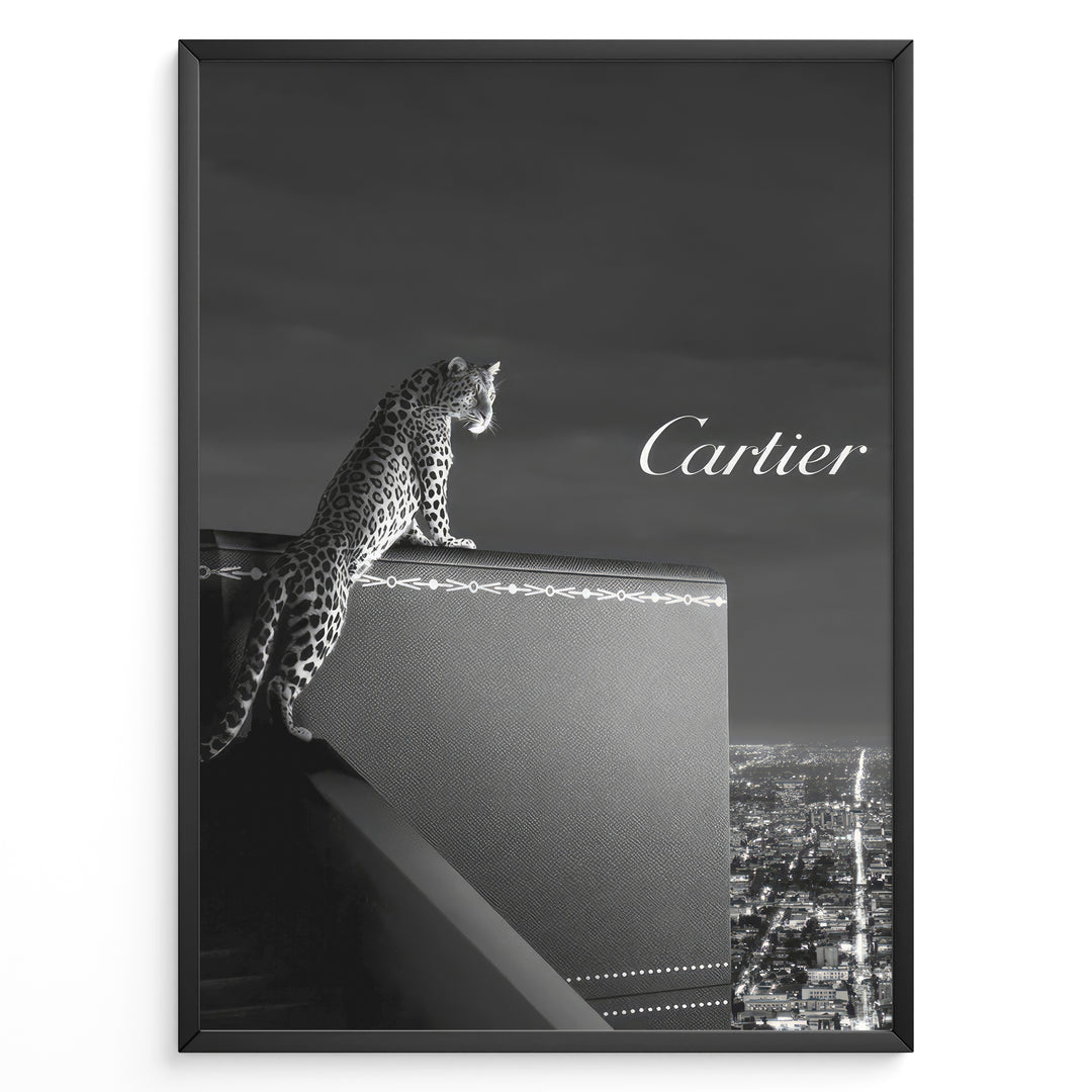 Fashion Plakat | Cartier Panther Over the City: Iconic Elegance in Monochrome Plakaty.dk | Black and white image of a panther perched on a Cartier box overlooking a city skyline at night, with the Cartier logo in the sky.