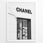 Indlæs billede til gallerivisning Fashion Plakat | Chanel Boutique Storefront – Minimalist Black and White Fashion Photography Plakaty.dk | Black and white photo of a Chanel storefront with window display showcasing handbags and luxury items
