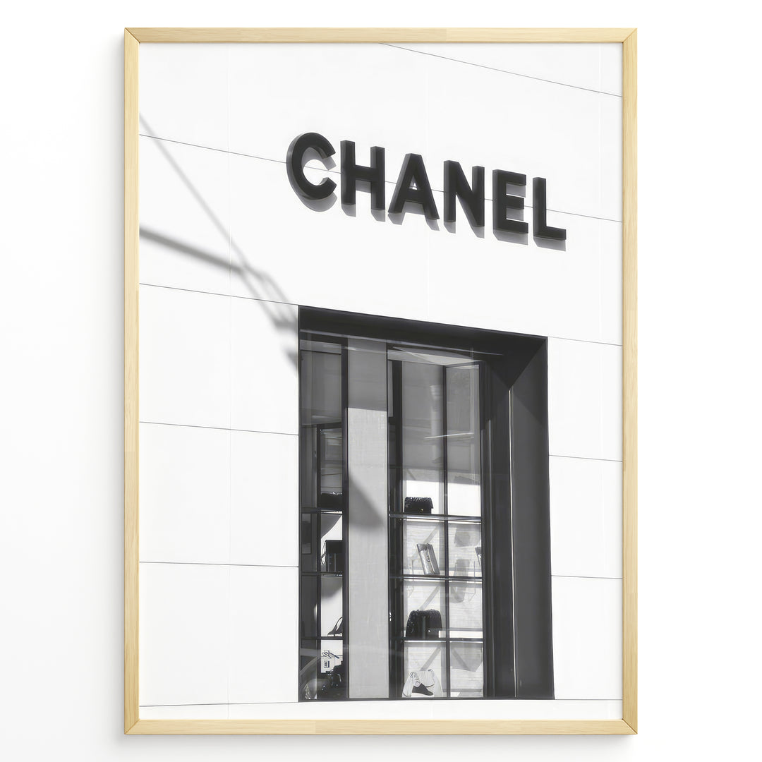 Fashion Plakat | Chanel Boutique Storefront – Minimalist Black and White Fashion Photography Plakaty.dk | Black and white photo of a Chanel storefront with window display showcasing handbags and luxury items