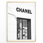 Indlæs billede til gallerivisning Fashion Plakat | Chanel Boutique Storefront – Minimalist Black and White Fashion Photography Plakaty.dk | Black and white photo of a Chanel storefront with window display showcasing handbags and luxury items
