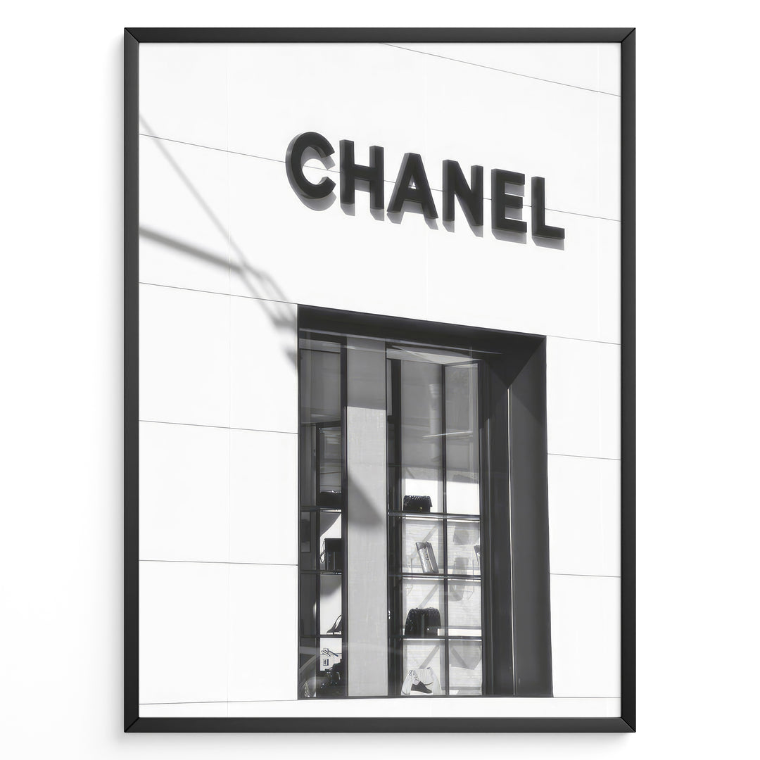 Fashion Plakat | Chanel Boutique Storefront – Minimalist Black and White Fashion Photography Plakaty.dk | Black and white photo of a Chanel storefront with window display showcasing handbags and luxury items