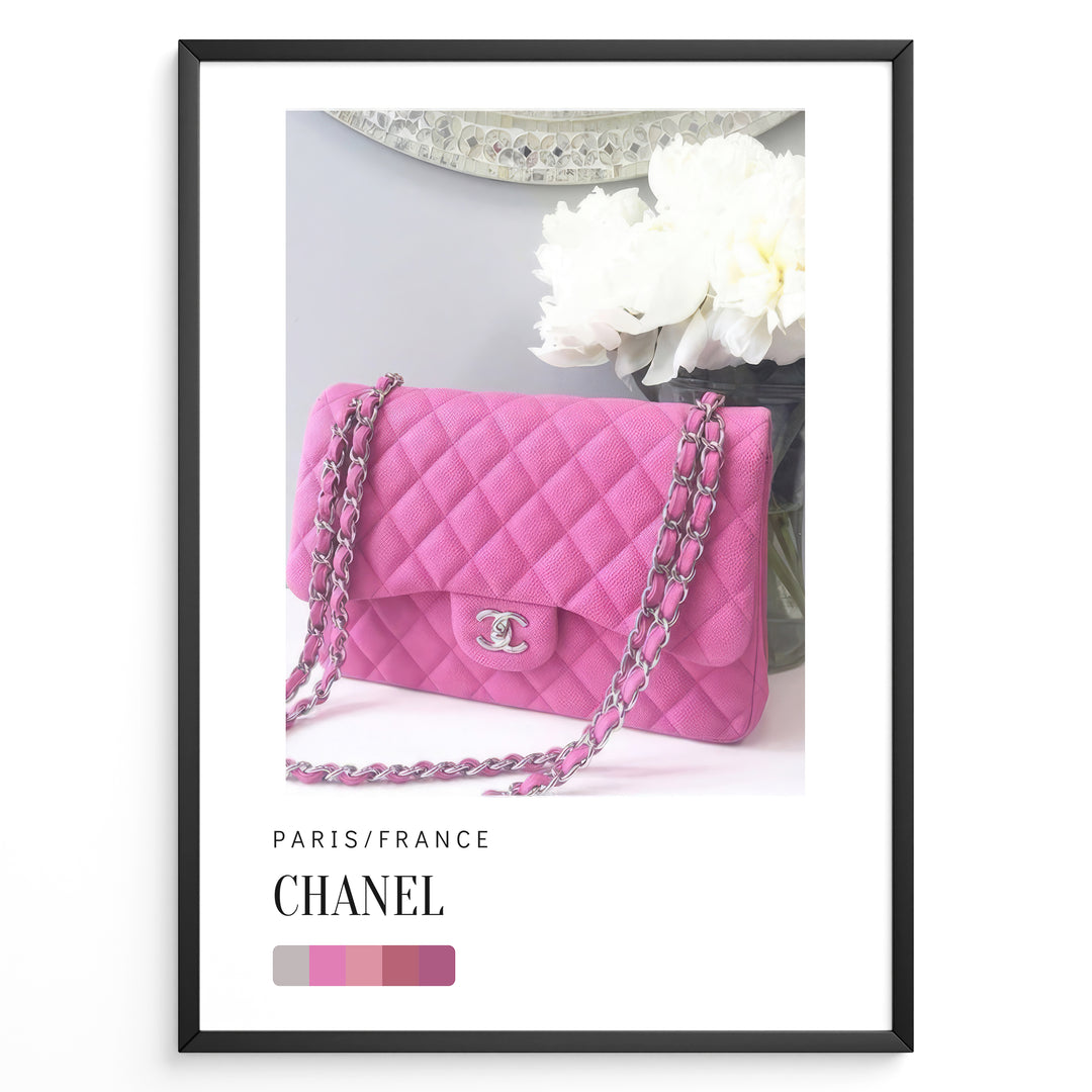 Fashion Plakat | Chanel Pink Quilted Bag – Parisian Elegance Wall Art Plakaty.dk | Pink Chanel quilted handbag with silver chain displayed in front of white flowers, accompanied by a color palette and labeled “Paris/France Chanel”.