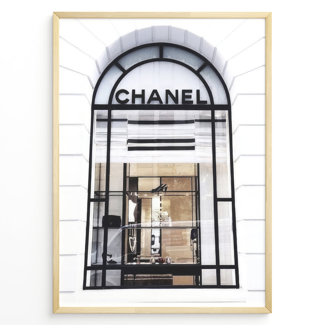 Fashion Plakat | Chanel Storefront Window – Fashion Photography Print Plakaty.dk | Photograph of a Chanel boutique storefront window with elegant black framing and luxury fashion items on display.