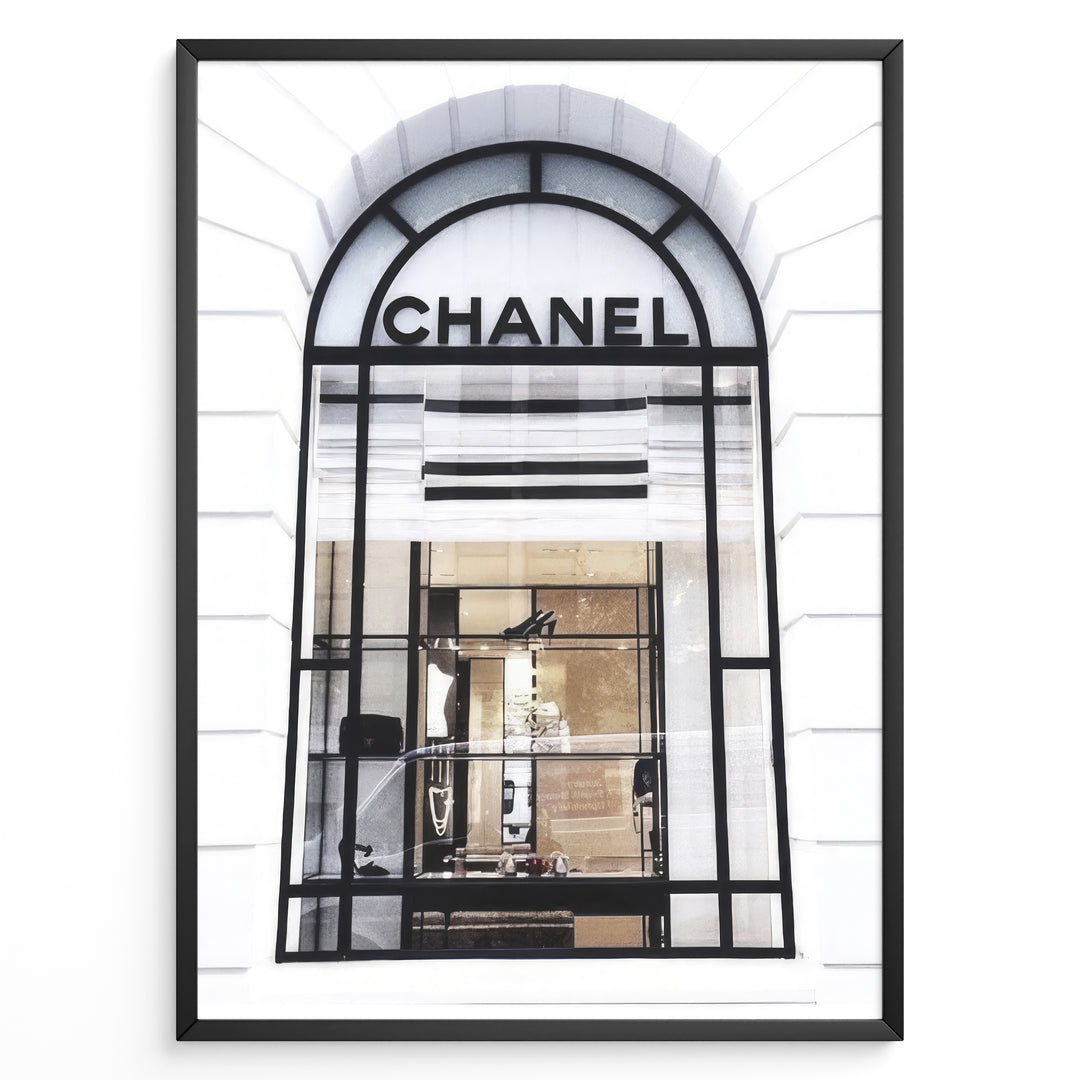 Fashion Plakat | Chanel Storefront Window – Fashion Photography Print Plakaty.dk | Photograph of a Chanel boutique storefront window with elegant black framing and luxury fashion items on display.