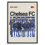 Indlæs billede til gallerivisning Holdfoto | Chelsea FC fodboldplakat 2024-2025 med hele truppen i blå trøjer – ideel vægdekoration til fans af Chelsea og engelsk fodbold.
