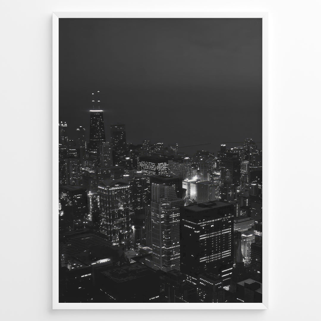 Fashion Plakat | Chicago Cityscape at Night – Black and White Urban Photography Plakaty.dk | Black and white photo of the Chicago skyline at night with illuminated skyscrapers and city lights