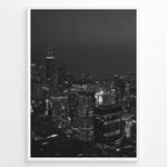 Indlæs billede til gallerivisning Fashion Plakat | Chicago Cityscape at Night – Black and White Urban Photography Plakaty.dk | Black and white photo of the Chicago skyline at night with illuminated skyscrapers and city lights
