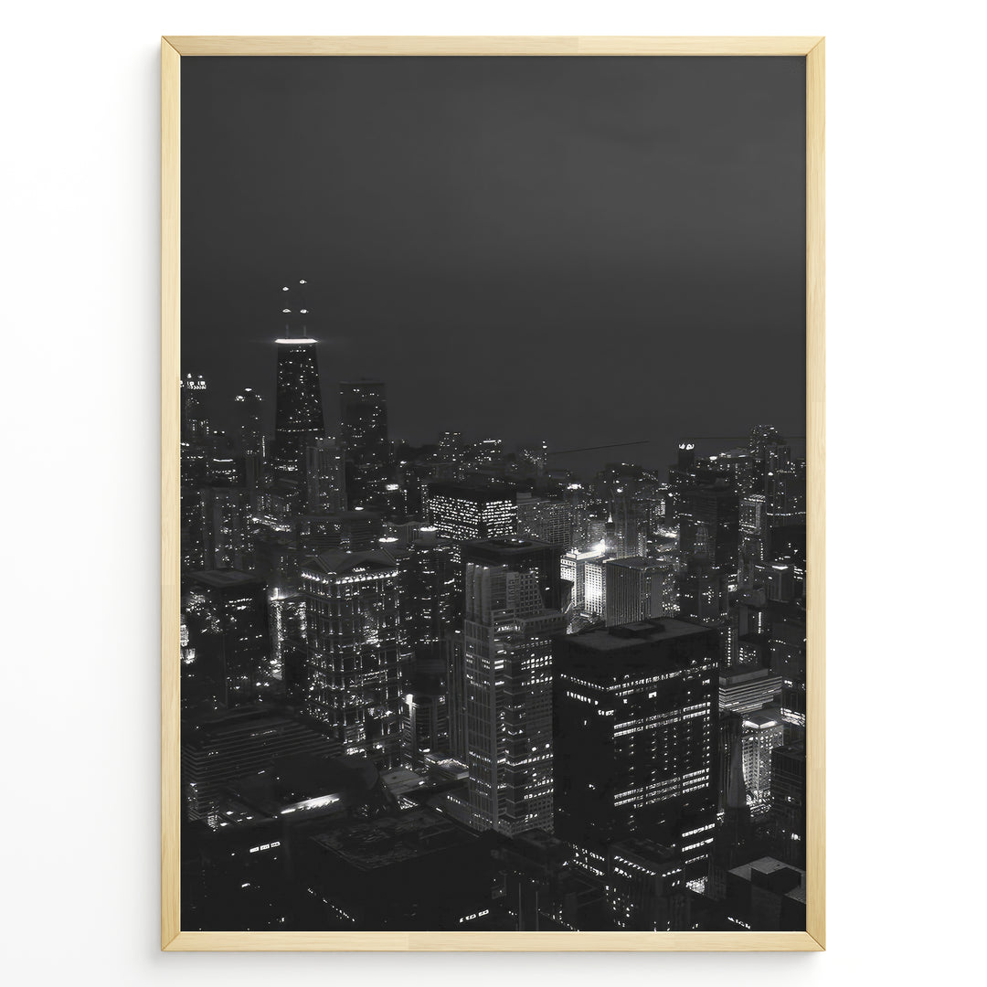 Fashion Plakat | Chicago Cityscape at Night – Black and White Urban Photography Plakaty.dk | Black and white photo of the Chicago skyline at night with illuminated skyscrapers and city lights