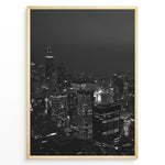 Indlæs billede til gallerivisning Fashion Plakat | Chicago Cityscape at Night – Black and White Urban Photography Plakaty.dk | Black and white photo of the Chicago skyline at night with illuminated skyscrapers and city lights
