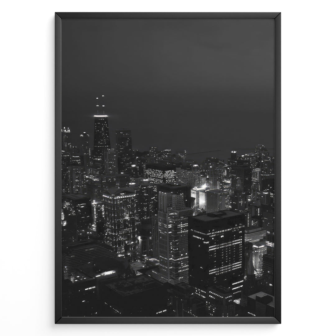 Fashion Plakat | Chicago Cityscape at Night – Black and White Urban Photography Plakaty.dk | Black and white photo of the Chicago skyline at night with illuminated skyscrapers and city lights