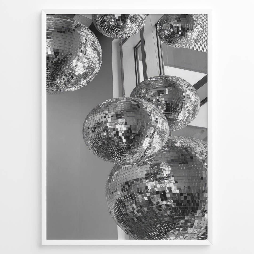 Fashion Plakat | Cluster of Disco Balls in Natural Light Plakaty.dk | Black and white photo of multiple hanging disco balls reflecting natural light near large windows