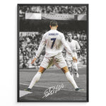 Indlæs billede til gallerivisning Cristiano Ronaldo fodbold plakat med nummer 7 i Real Madrid hvid trøje under ikonisk jubel på stadion i sort/hvid effekt.
