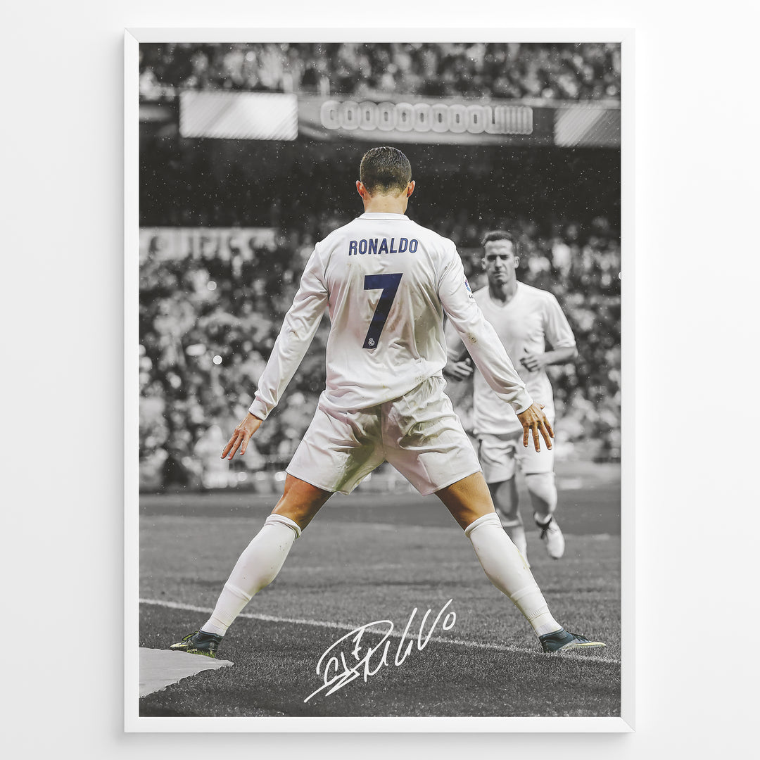 Cristiano Ronaldo fodbold plakat med nummer 7 i Real Madrid hvid trøje under ikonisk jubel på stadion i sort/hvid effekt.