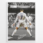 Indlæs billede til gallerivisning Cristiano Ronaldo fodbold plakat med nummer 7 i Real Madrid hvid trøje under ikonisk jubel på stadion i sort/hvid effekt.
