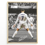 Indlæs billede til gallerivisning Cristiano Ronaldo fodbold plakat med nummer 7 i Real Madrid hvid trøje under ikonisk jubel på stadion i sort/hvid effekt.
