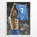 Indlæs billede til gallerivisning Cristiano Ronaldo fodbold plakat hvor han holder Real Madrid trøje med nummer 7 i ikonisk Champions League øjeblik.
