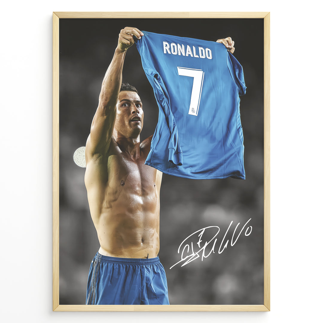 Cristiano Ronaldo fodbold plakat hvor han holder Real Madrid trøje med nummer 7 i ikonisk Champions League øjeblik.