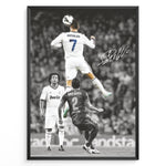 Indlæs billede til gallerivisning Cristiano Ronaldo fodbold plakat hvor han springer op til hovedstød i Real Madrid trøje nummer 7 mod Barcelona.
